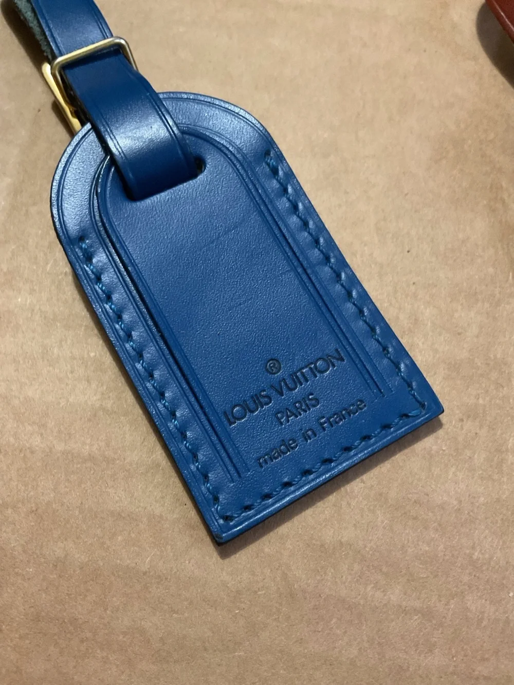 ✅LV PICK 1 AUTHENTIC LV LEATHER TAG +free fashion keychain